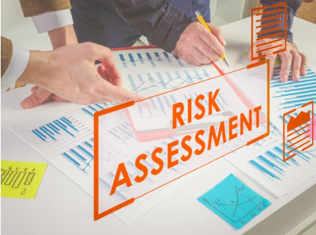 Ingeniera realizando consultoría de seguridad industrial
